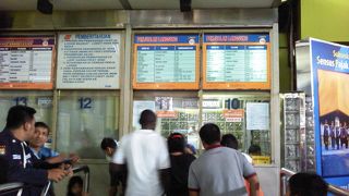 キップ売り場が大混雑