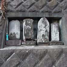 石垣に食い込まれています(新しく安置したもの)