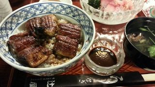 お高いですが、迷わずうな丼の5切れで