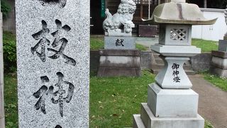歴史ある再築の神社、石垣の中に庚申塔が・・・