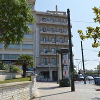 地下鉄ラリッサ駅を出るとすぐ前にホテルが見えます。