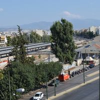 部屋からアテネ中央駅を見下ろす
