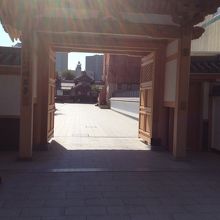 入り口は狭く車も通ります