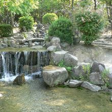 小さな滝があるせせらぎもあるくずは中央公園