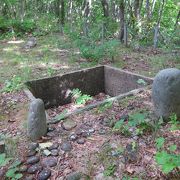 森の中の墓の跡…