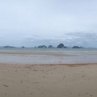 ホテルの前のビーチ。ここから、島巡りの船も出ます。