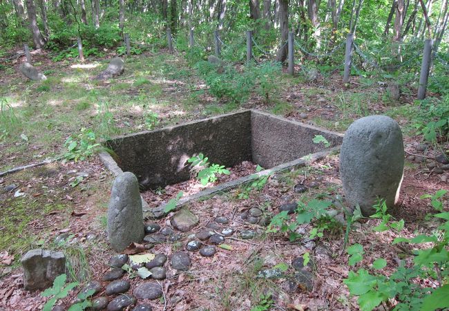 森の中の墓の跡…