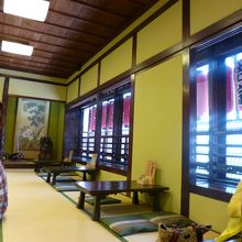 広いお座敷の部屋。
