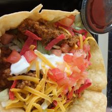 タコスサラダ。容器が挙げたタコスで食べられます