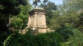 動物園へ行く途中の左側にチラッと見えます