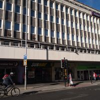 エントランスと建物外観