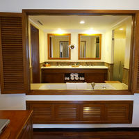 部屋の中から見たバスルーム。扉が開閉できます。