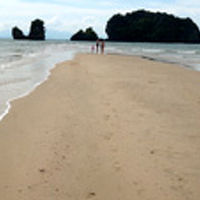 引き潮になると海に道ができます