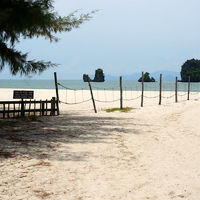 ビーチを右手に進んでいくと柵が。ここを渡ると・・・