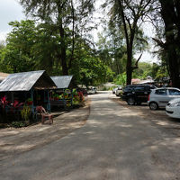 柵を越えると海の家のようなお店が数軒立ち並んでいます。