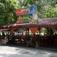 ローカル価格で食事が楽しめます。