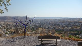 ギョレメの街と、壮大な景色が広がります。