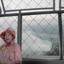 展望台には双眼鏡もありさらに迫力ある滝が見られる。