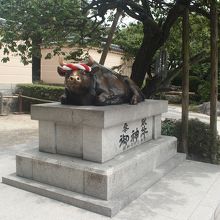 外国人観光客にも大人気の「撫で牛」