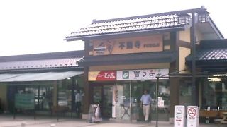 ショップとトイレがある小さなパーキングエリアです。