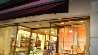 ロータリー正面にある洋菓子店