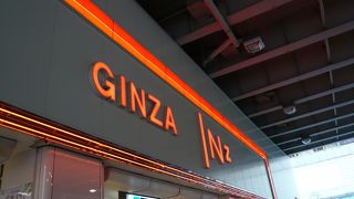 高速高架下のショッピングモール