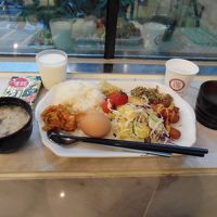 朝食　日本よりやや品数が多いでしょうか