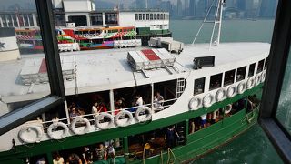 香港島と九龍島を結ぶ