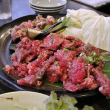焼肉定食3人前，肉はロースとカルビの境の肉らしい