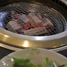 肉はオーソドックスに炭火で焼く