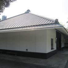 寺院内という雰囲気に合わせた建物です