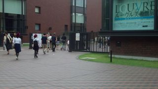 パリのルーブル美術館からの美女