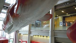 かわいい赤いクジラちゃんがお出迎え。