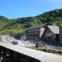 この上流部に源泉。下流部に大浴場があります