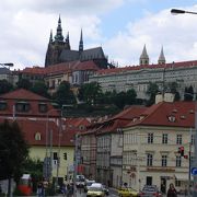 赤い街並みに印象的なプラハ城