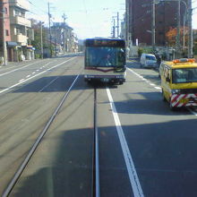 普通の自動車が並走するのでなかなか迫力があります。