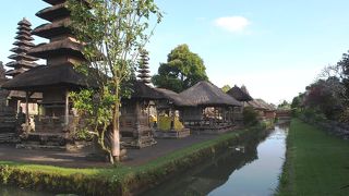 掘に囲まれた寺院