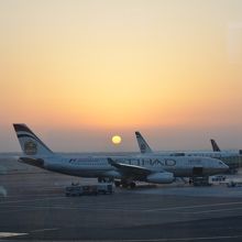 乗り継ぎのアブダビ空港にて