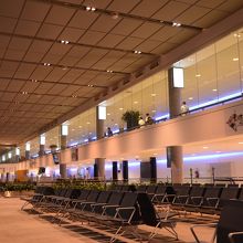 早朝のアブダビ空港内。