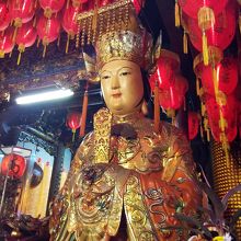 デカい媽祖様が祀られています。