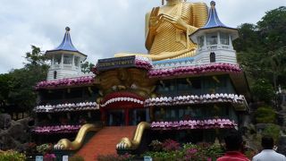 巨大岩山を削ったお寺