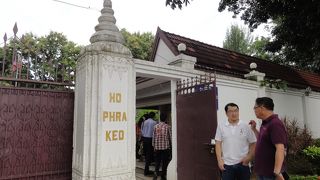 豪華ツアーバスも立ち寄る観光スポット・ホーパケオ寺院