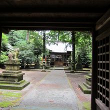 楼門から本殿を