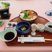 海鮮丼の夕食　このほかにも天ぷらなどが付きました。