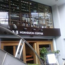 店の入り口です。