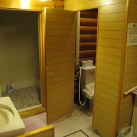 台所の隣にウォシュレット付きのトイレとお風呂があります。