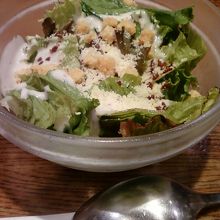 サラダにも粉チーズがはいっておいしいです。