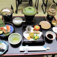 会議のあとの宴会は、和室にテーブルスタイルでした♪