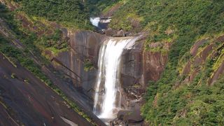 展望台から眺める滝です。