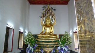 大きな煌びやかな仏像さん！